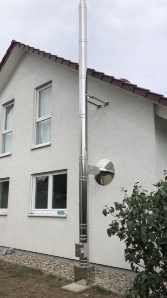 Edelstahlschornstein Außenmontage an Einfamilienhaus – Schornsteinbau Speyer