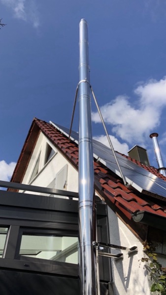 Edelstahlschornstein an Neubau mit Solaranlage – Schornstein nachträglich einbauen